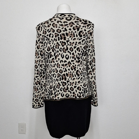 Chico's Preppy Convertible Length Animal Print Academia Cardigan Sweater Size M - Picture 12 of 16